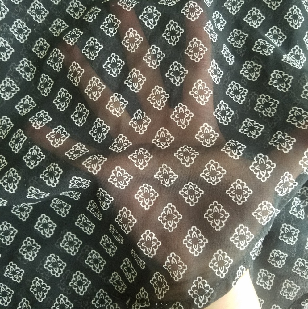 Long sleeve button down top - Picture 2 of 4